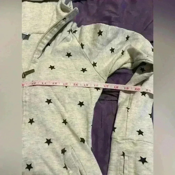 Grey Bench zip up with black stars size medium - Picture 7 of 9